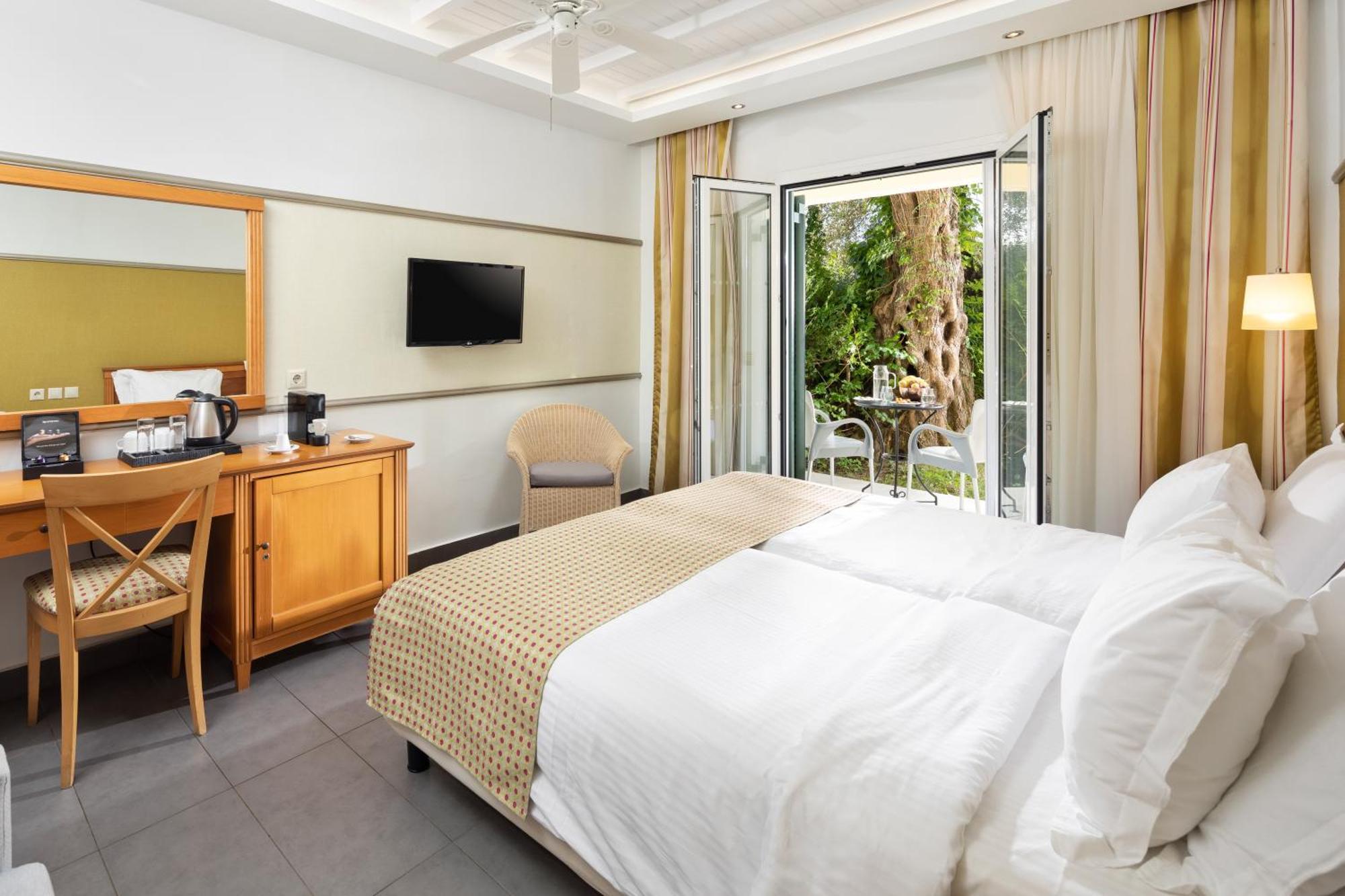 Sentido Apollo Palace Mesongí Dış mekan fotoğraf A room at the hotel