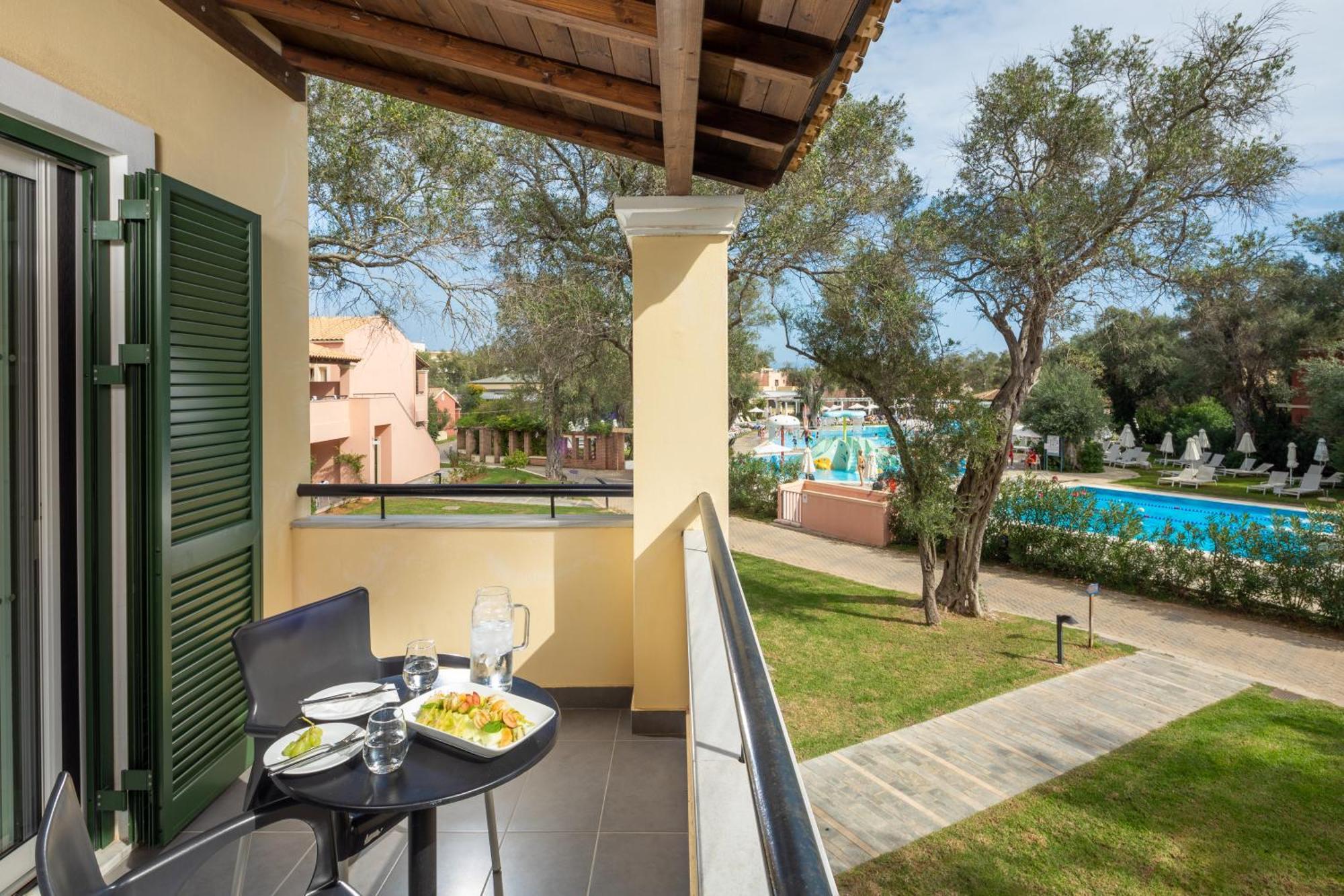 Sentido Apollo Palace Mesongí Dış mekan fotoğraf A balcony at a hotel